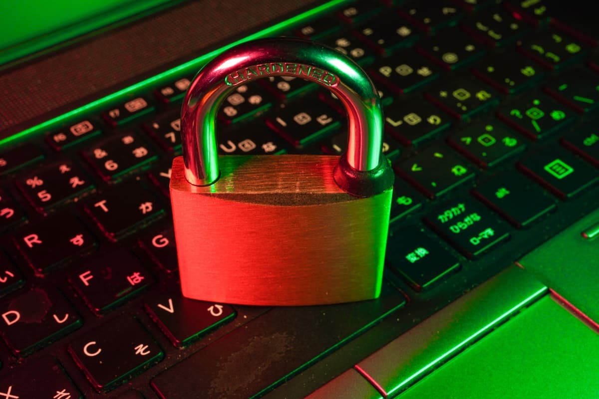 Cadenas rouge posé sur un clavier d'ordinateur — protection des accès